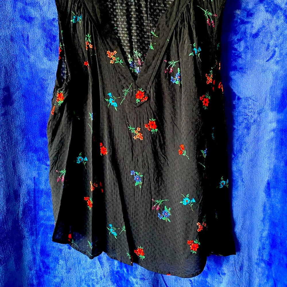 Old Navy Sleeveless navy blue blouse w/ flowers XL
